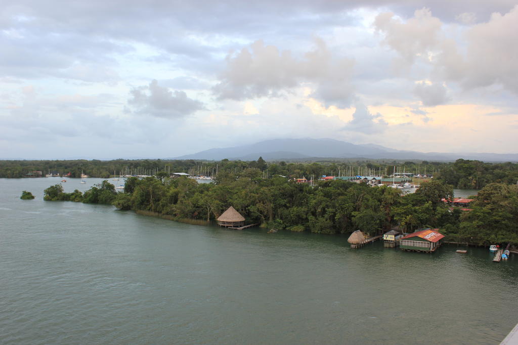Hotel Y Restaurante Backpackers Rio Dulce Town Kültér fotó