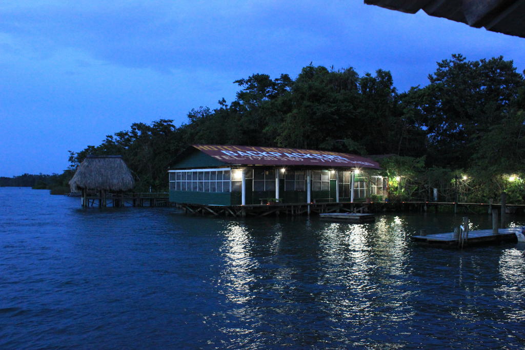 Hotel Y Restaurante Backpackers Rio Dulce Town Kültér fotó
