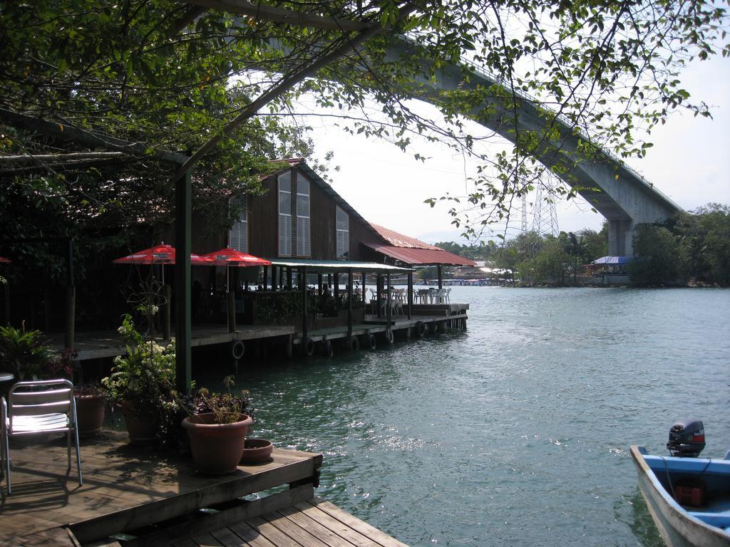 Hotel Y Restaurante Backpackers Rio Dulce Town Kültér fotó