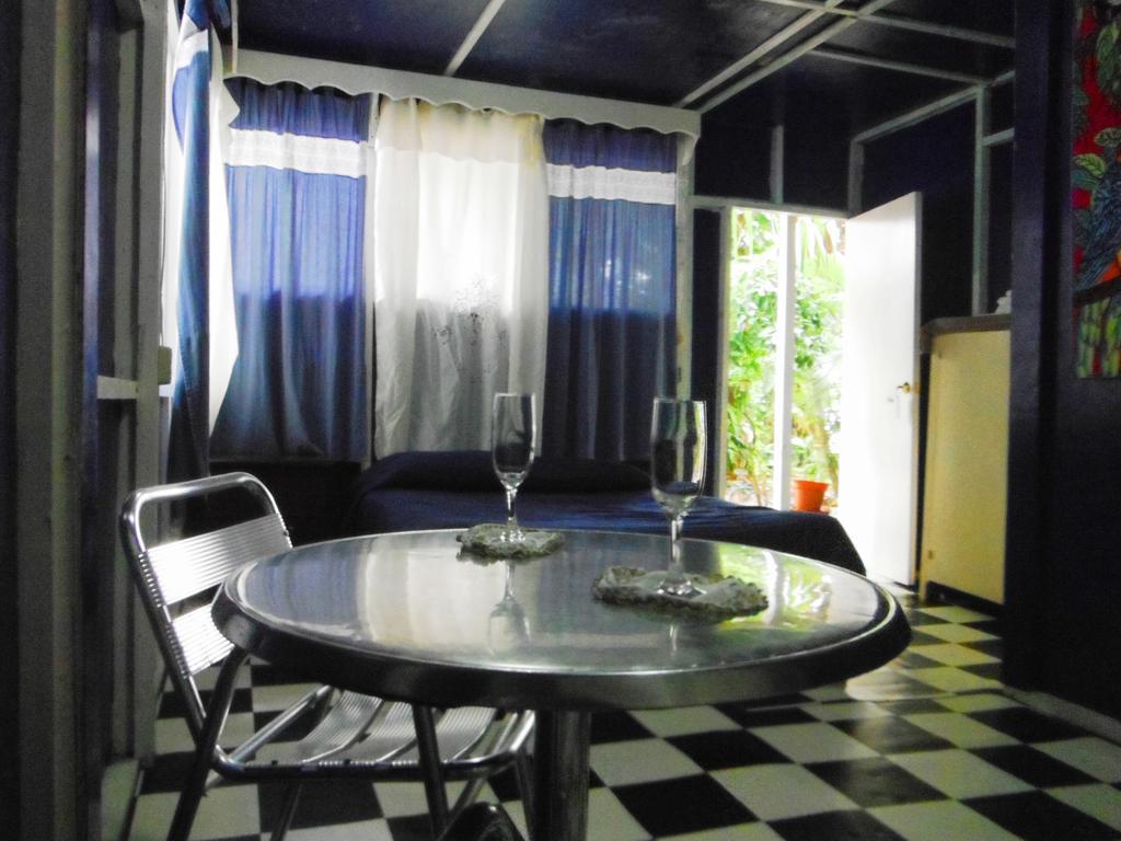 Hotel Y Restaurante Backpackers Rio Dulce Town Szoba fotó