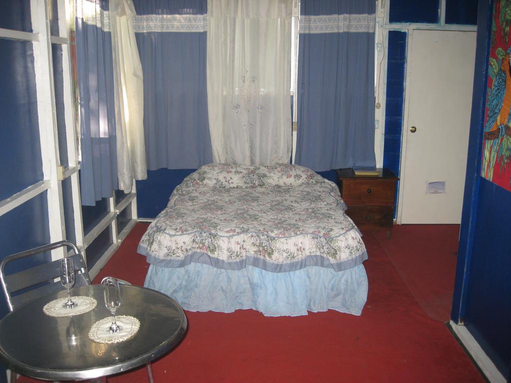 Hotel Y Restaurante Backpackers Rio Dulce Town Kültér fotó